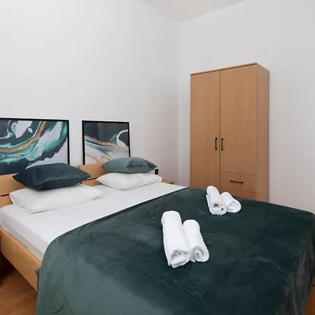 Bella Figura - Heated Pool Apartman *