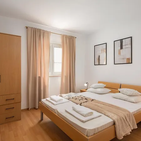 Bella Figura - Heated Pool Apartman *