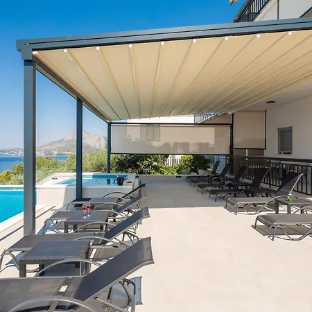 Bella Figura - Heated Pool Apartament *