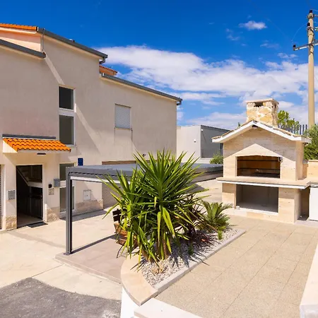 Bella Figura - Heated Pool Apartman